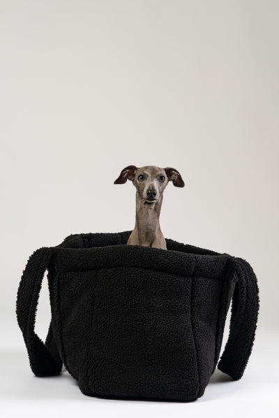 Flauschiger schwarzer Teddy Shopper von Karma Hund – eleganter Rückzugsort und Tragetasche für kleine Hunde, mit italienischem Windspiel.