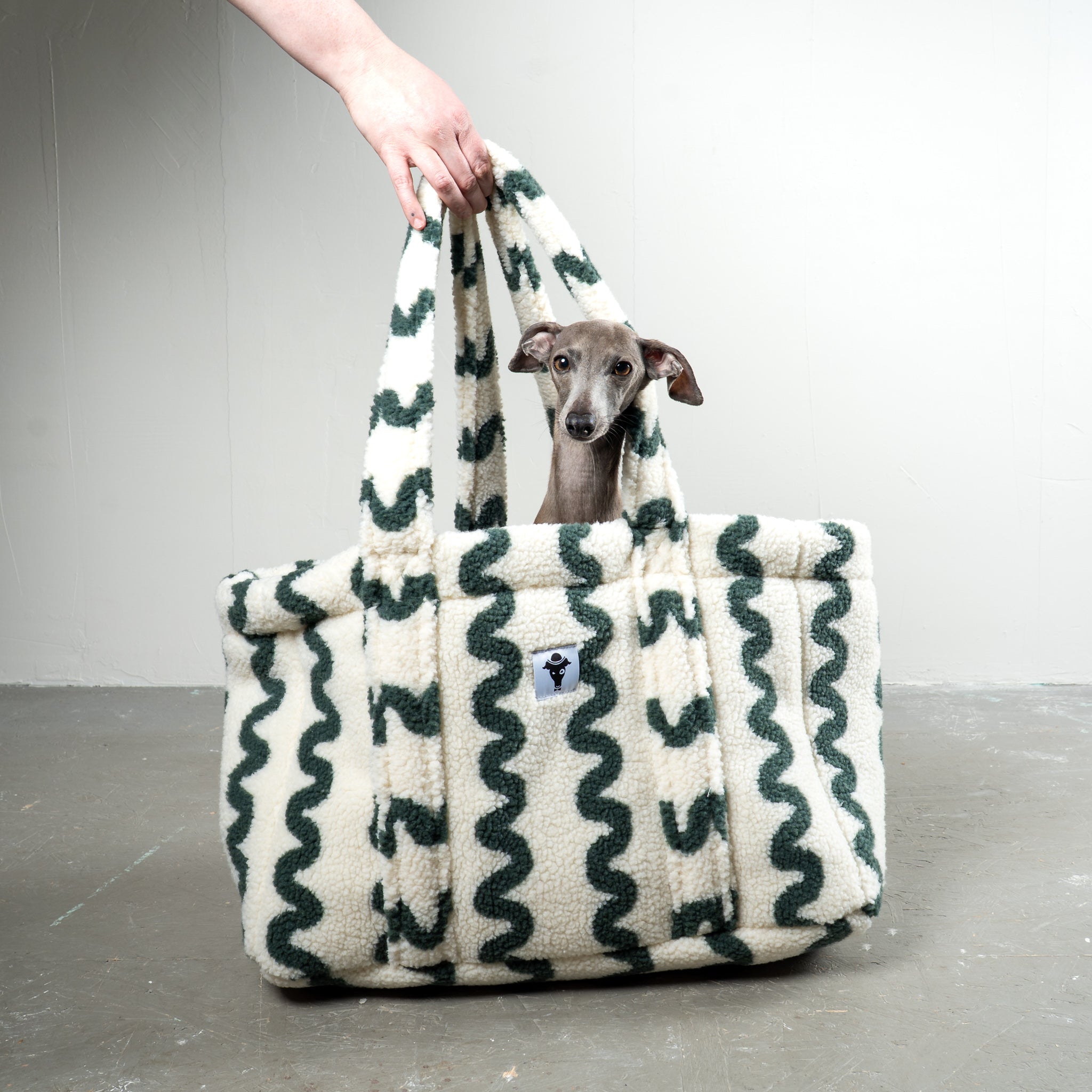 Teddy Shopper Green Waves - Rückzugsort unterwegs für Dackel, Windspiel, Zwergpudel, Zwergspitz, Whippet - Windspiel schaut aus der Tasche heraus