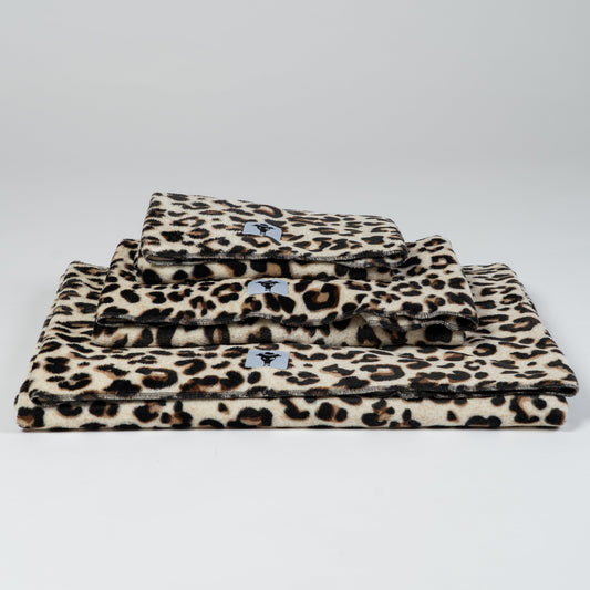 Kuscheldecke Leo mit Leo-Print in warmem Braunton aus weichem Kuschelfleece