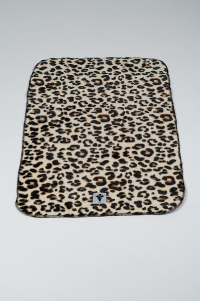 Handgefertigte Hundedecke Leo in Größe M (70 × 100 cm) für mittelgroße Hunde