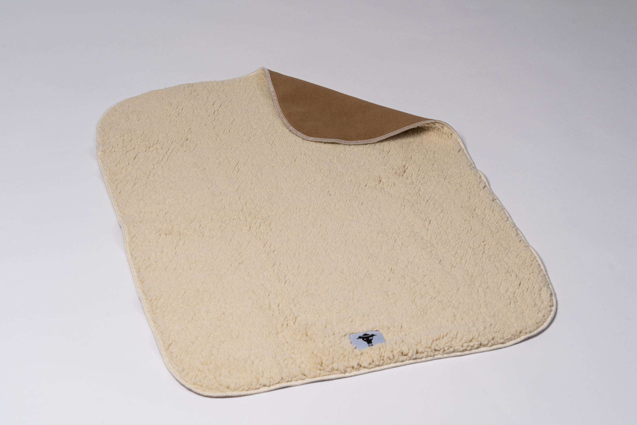 Handgefertigte Hundedecke aus Berlin, halb aufgeklappt, um beide weichen Stoffseiten zu präsentieren.