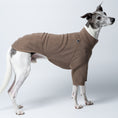 Bild in Galerie-Betrachter laden, Whippet präsentiert Polar‑Fleece‑Pullover in Walnut auf weißem Hintergrund – stilvoll und funktional
