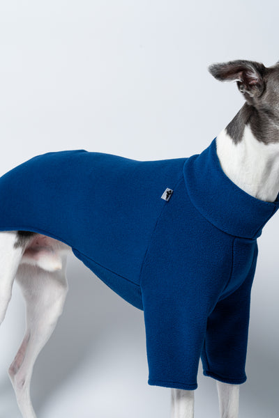 Kragenpartie und Nähte im Fokus – navyfarbener Fleece-Pullover in Berlin handgefertigt